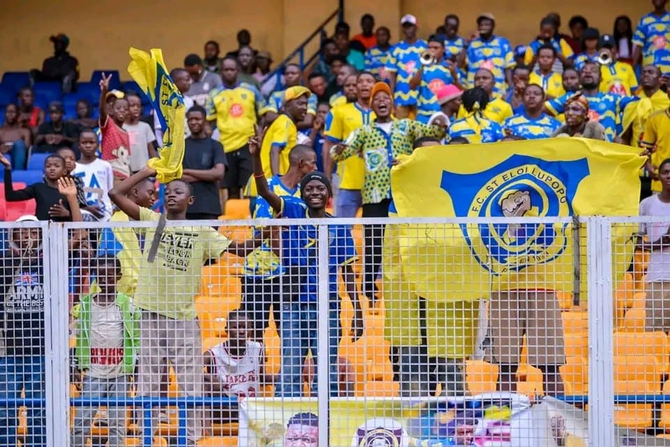 Supporters du FC Lupopo avec le drapeau du club
