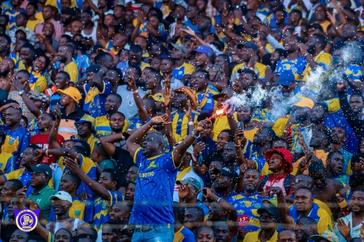 Supporters du FC Lupopo en tribune, fumigène